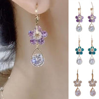 Aretes con forma de gota y flores
