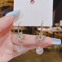 Aretes con forma de gota y flores