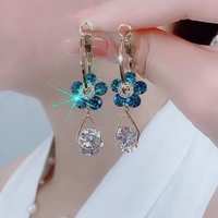 Aretes con forma de gota y flores